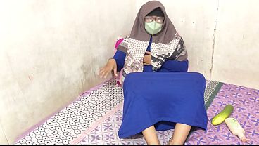 Cewek Hijab Indonesia Lagi Asik Colmek, Muka Merem Melek Nikmatin Sendiri.