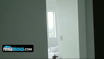 Gadis Pirang Montok Tiri, Daisy Stone, Disemprot Air Mani Panas Oleh Kakak Tiri Bergairah
