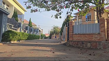 Wtf, Liat! Seorang Mama Arab Sedang Cocok-cocok Memeknya Di Luar Rumah, Dekat Jalan Raya, Bahan Buat Nafsu Liar.