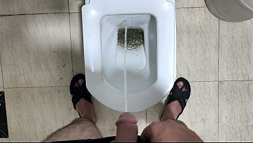 Istri Selingkuh Di Kamar Mandi Sama Tetangga Pas Suami Pergi Kerja, Bego Banget Suaminya Nggak Tahu Apa-apa.