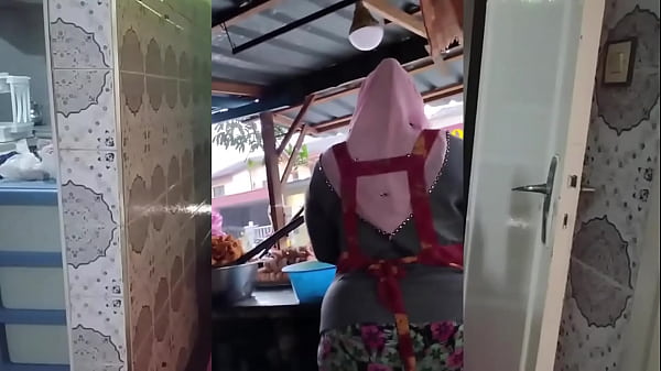Tebal Bener Nih, Ibu-ibu Berjilbab Indonesia Bikin Meleleh