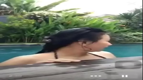 Ngentot Di Kolam Renang Pas Live, Crotnya Keluar Semua!