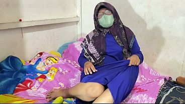 Wanita Berhijab Lagi Mainin Memek Sendiri Sampe Basah Kuyup