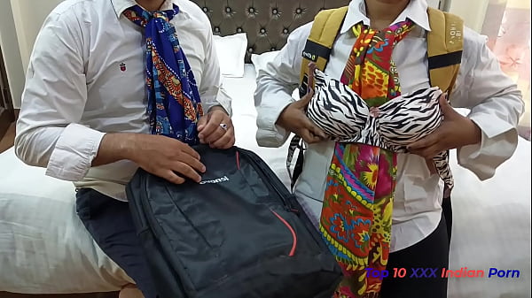 Kencan Pertama Di Hotel Oyo, Murid Desi Terbaik Ngewe Cewek Desi Sambil Mainin Memek Basah.