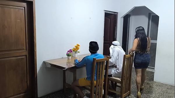 Cowok Latin Dan Teman Arabnya Lagi Bisnis Di Kolombia! Si Latin Gila Ngewe Pelayan Yang Ngelayanin Mereka.